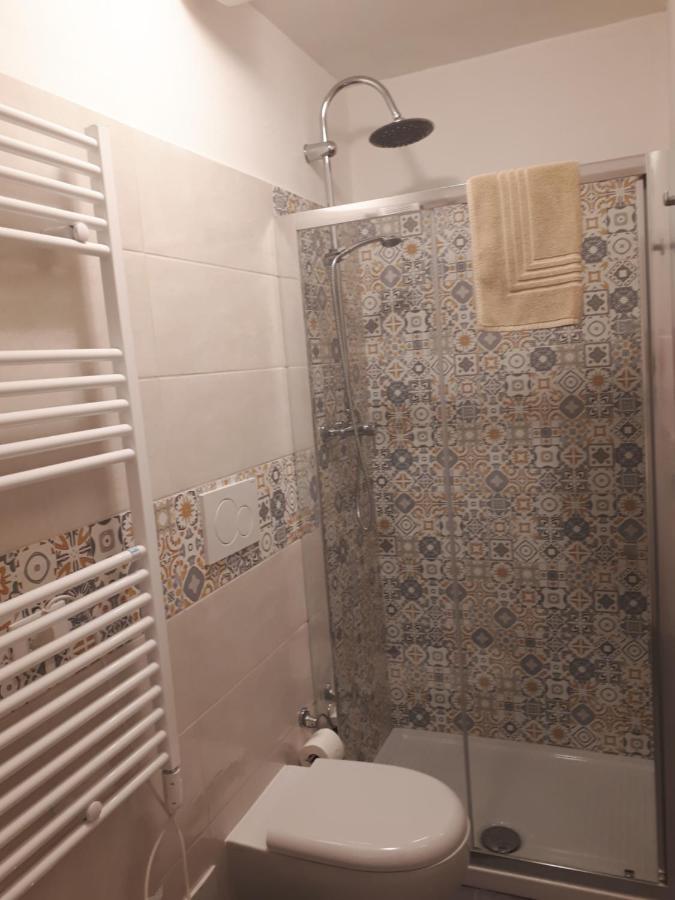 Le Camere Di Sabrina Con Bagno In Camera Sarzana Luaran gambar